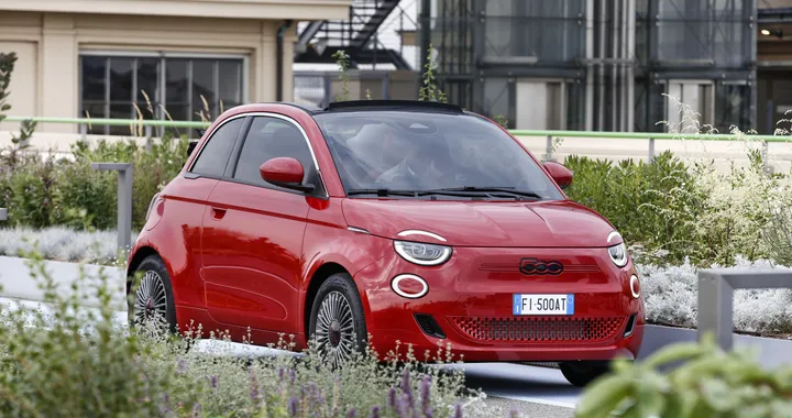 Mercato auto Italia, la 500 è l'elettrica più venduta nel 2021
