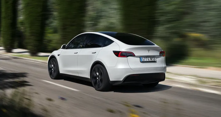 Tesla ancora leader nel mercato delle elettriche nel 2024 ma BYD è ad un passo