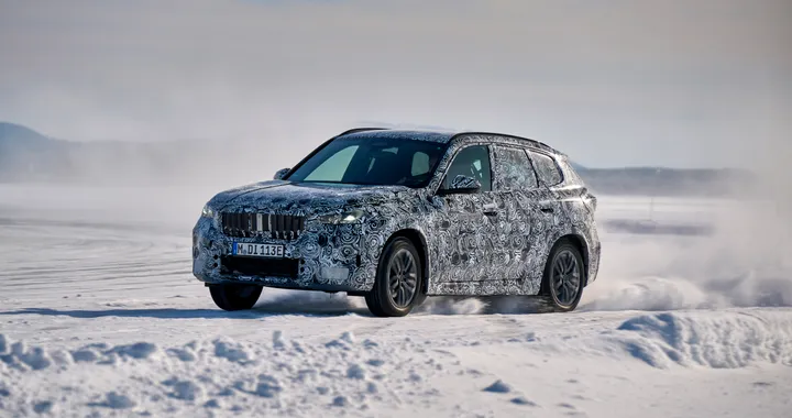 Nuove BMW X1 e iX1, prime immagini reali. 438 km di autonomia per l'elettrica