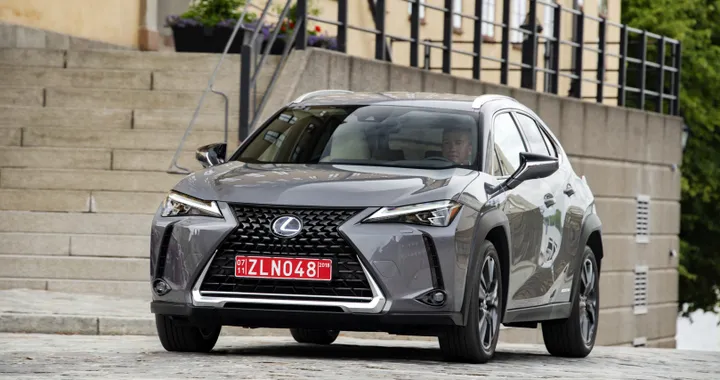 Lexus UX Hybrid: anteprima italiana alla Fashion Week di Milano