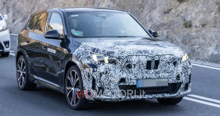 BMW iX1, si lavora già al restyling del SUV elettrico. Ecco le foto spia