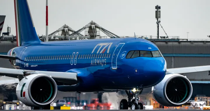 ITA Airways usa i satelliti per comunicare a terra: meno ritardi e consumi