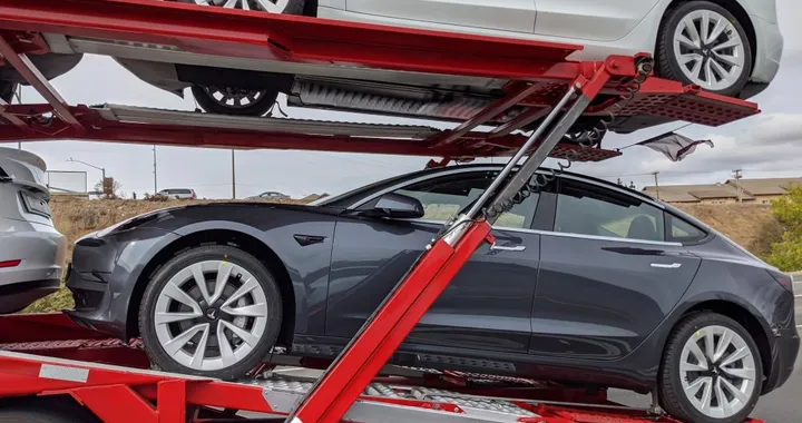 Tesla, quinto trimestre positivo di fila: crescono profitti e consegne