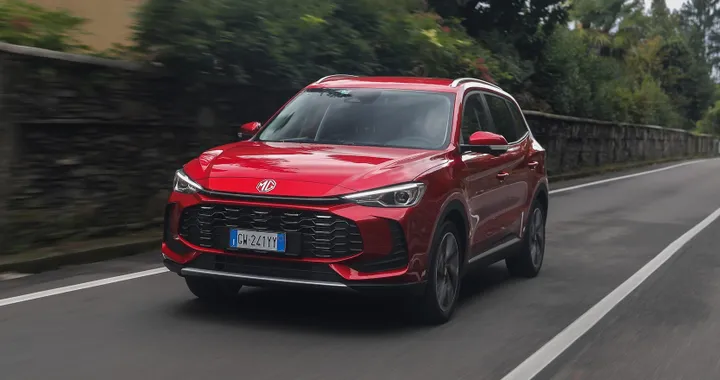 Mercato auto Europa, a maggio la Cina vola e raddoppia. Renault Clio l'auto più venduta