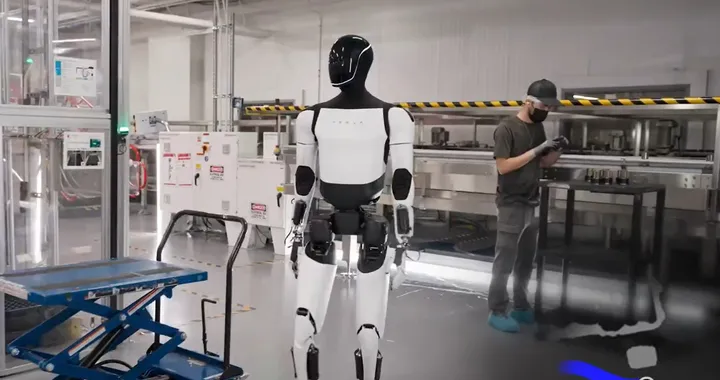 Tesla Optimus, un nuovo filmato mostra i progressi del robot umanoide