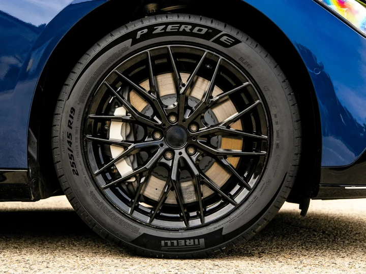 Il Pirelli P Zero E è il primo pneumatico al mondo a vincere il Compasso d’Oro Internazionale ADI