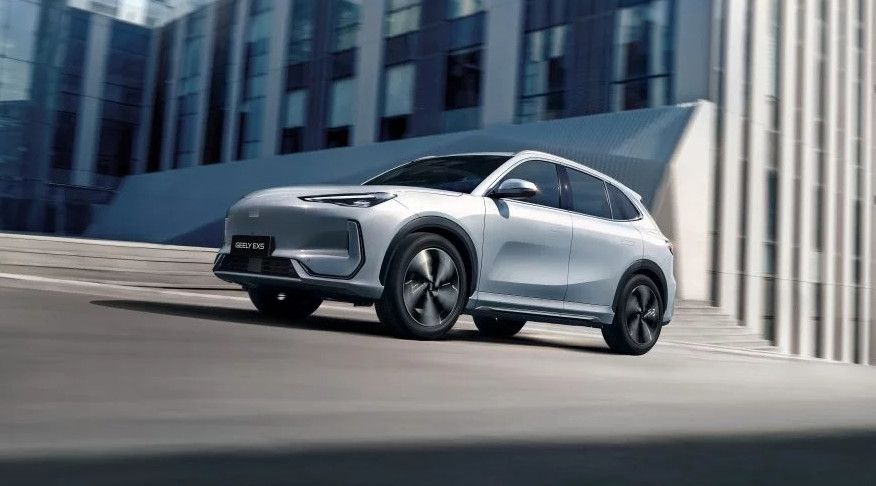 Geely EX5 e Starray EM-i debuttano in Italia: ecco caratteristiche e prezzi