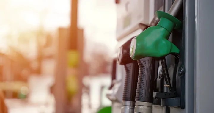 Prezzi benzina e diesel: ancora ribassi. Effetto dazi di Trump?