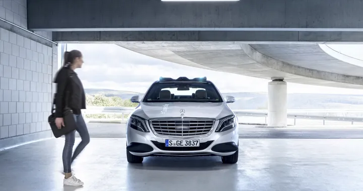 Mercedes, con la luce l'auto a guida autonoma comunica con i pedoni