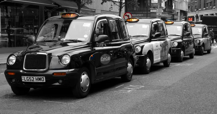 Taxi elettrici, in Inghilterra si sperimenta la ricarica wireless