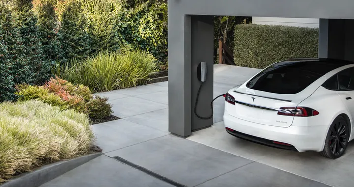 Tesla lancia il nuovo Wall Connector con connettività Wi-Fi