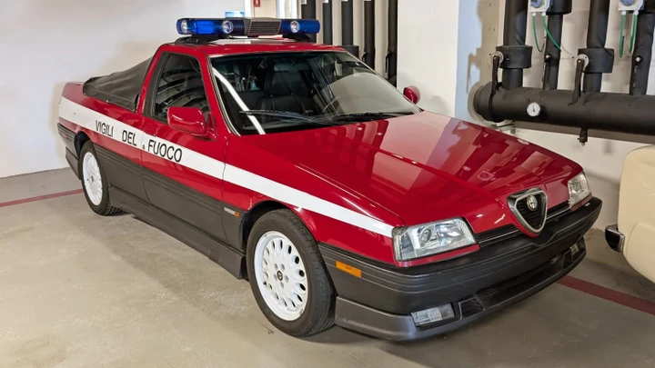 La bizzarra trasformazione dell'ammiraglia Alfa Romeo in un mezzo per spegnere incendi