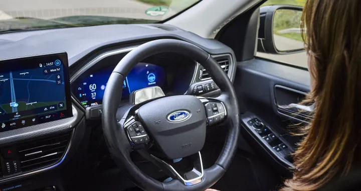Novità Ford Kuga 2026, arriva BlueCruise: guida a mani libere in autostrada