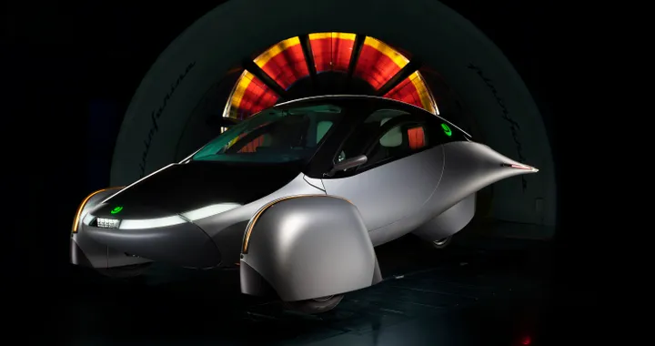 CES 2025: Aptera porta la sua elettrica a ricarica solare sviluppata con Pininfarina