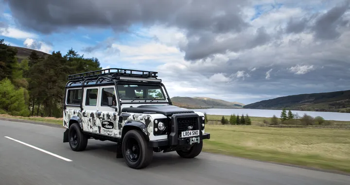 Land Rover Classic svela l’edizione limitata Defender Works V8 Trophy II