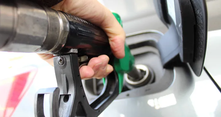 Prezzi carburanti: la benzina al servito arriva a 2 euro al litro