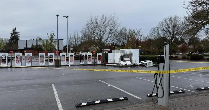 Tesla, esplosione in un Supercharger: l'FBI indaga. L'ultimo di una serie di atti vandalici