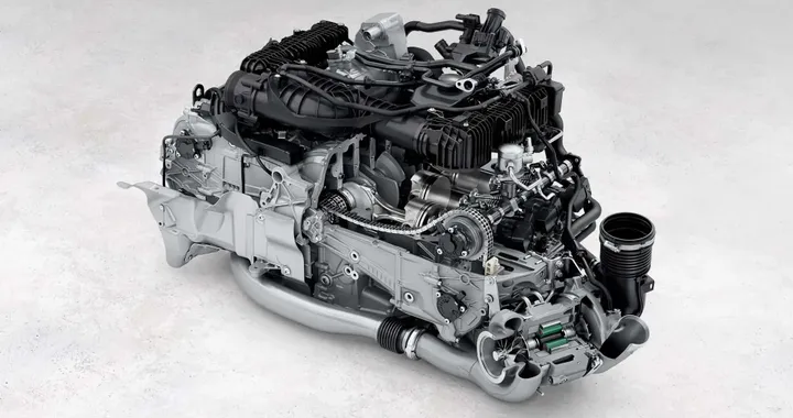 Porsche: il nuovo motore a sei tempi che sfida l’elettrificazione