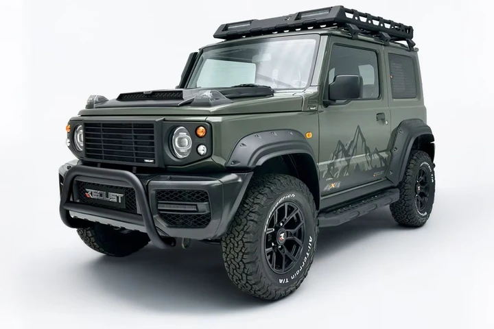 Suzuki Jimny, così si trasforma in una piccola Land Rover Defender