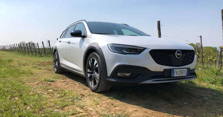 Opel Insignia Country Tourer 2.0 BiTurbo diesel 4x4 210 CV: prova su strada