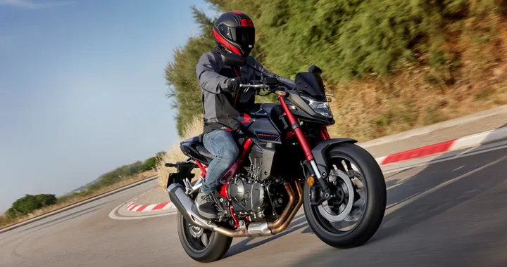 Honda Hornet è tornata: motore bicilindrico e 92 CV