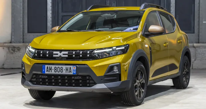 Nuova Dacia Sandero, si svela il restyling: ritocchi al look e nuovi motori, anche Full Hybrid