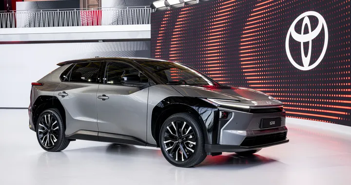 Toyota bZ4X 2025, il SUV elettrico si aggiorna: ecco cosa cambia
