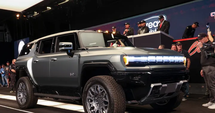 Hummer elettrico, parte la produzione del modello SUV. Primo esemplare all'asta