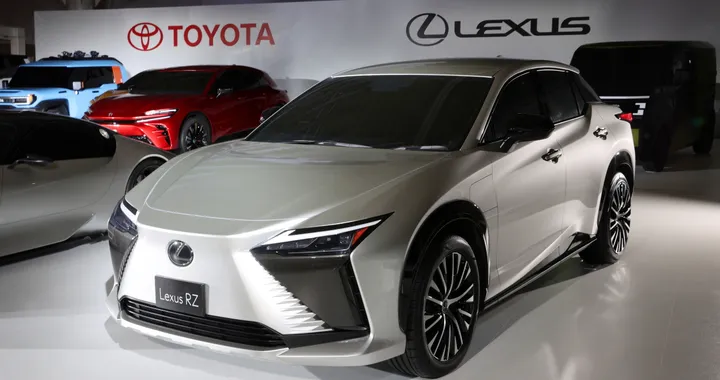 Lexus RZ 450e, prime immagini del nuovo SUV elettrico