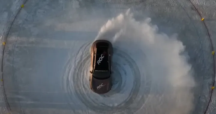 Porsche Taycan batte il record di “tondi” sul ghiaccio
