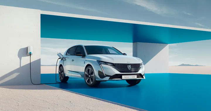 Peugeot e-308, partono gli ordini in Italia della nuova elettrica. Allestimenti e prezzi