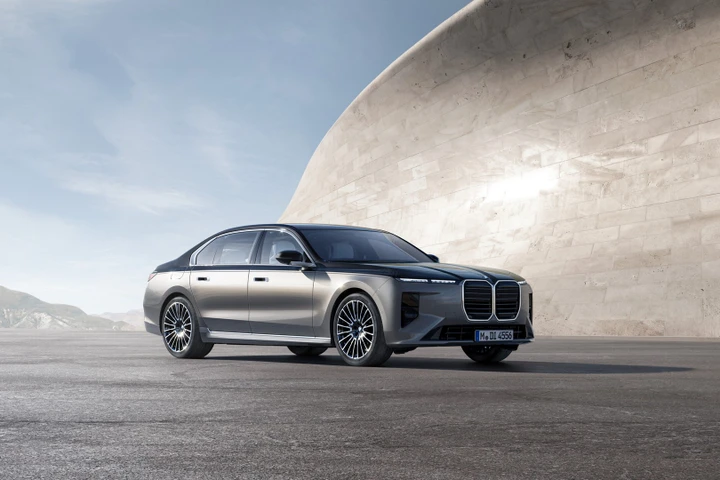 Nuova BMW Serie 7, l'ammiraglia è tutta nuova: al vertice del lusso