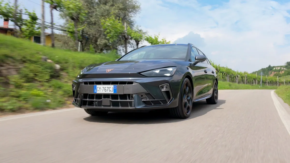Cupra Plug-in, oltre 100 km in elettrico: prova della Leon Sportstourer | Video