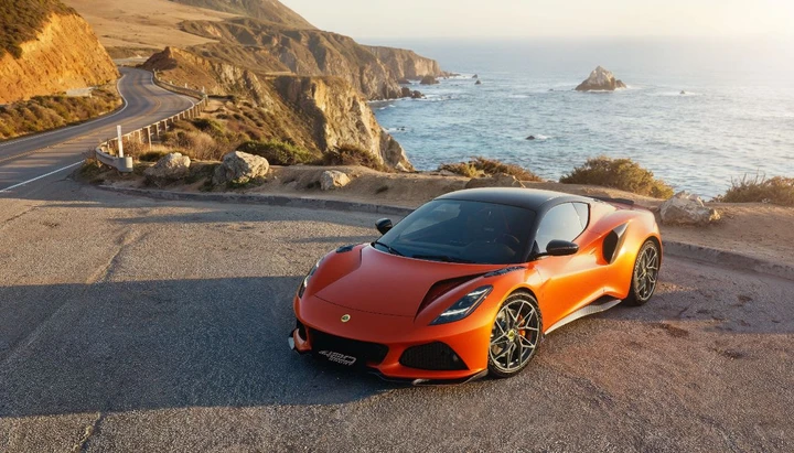 Nuova Lotus Emira 420 Sport, più cavalli, meno peso e un segreto nel tetto