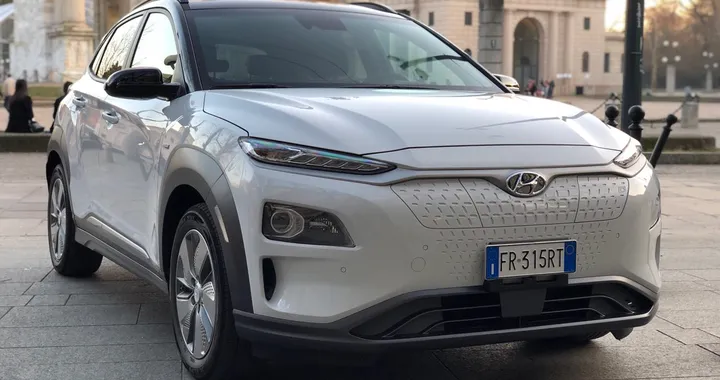 Hyundai Kona Electric si aggiorna con App, caricatore AC da 11 kW e touch da 10,25&quot;