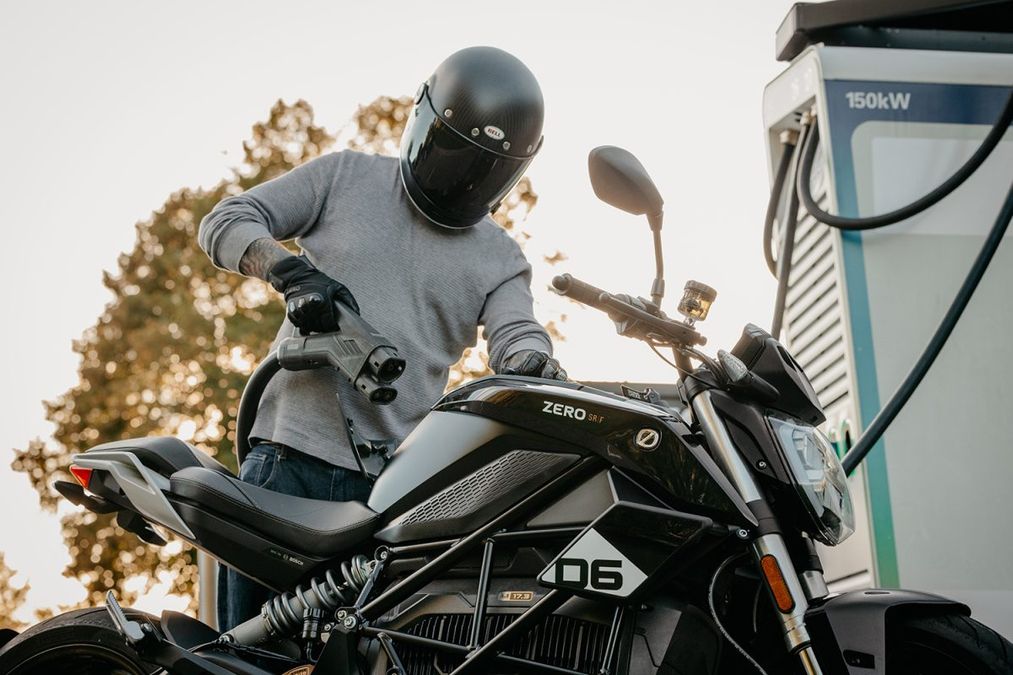 Motociclisti elettrici con motociclette Zero Motorcycles che si caricano rapidamente in 30 minuti