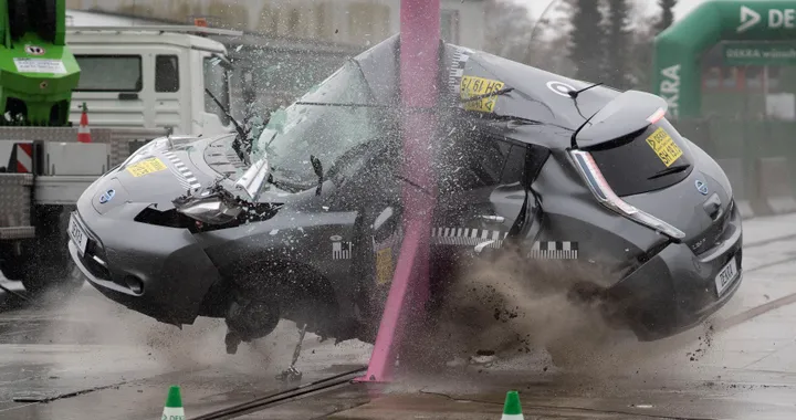 Crash test a 75 km/h contro un palo per testare la sicurezza delle auto elettriche