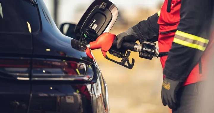 I carburanti sintetici non sono un'alternativa credibile alle auto elettriche