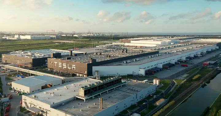 Tesla, parte la produzione nella megafactory di Shangai