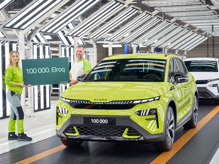 Skoda Elroq supera le 100.000 unità prodotte con una RS in Mamba Green