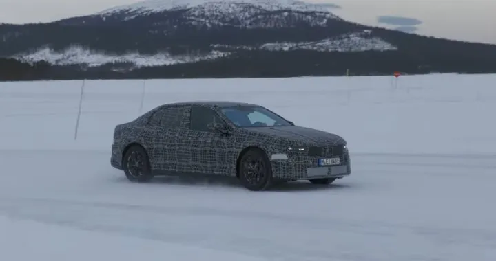 BMW Serie 3 elettrica: la Neue Klasse protagonista di un video spia sulla neve