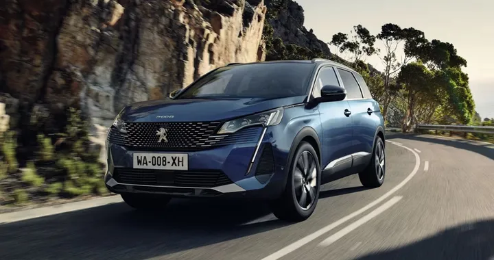 Peugeot 5008: nuovi test su strada per la terza generazione. Foto spia