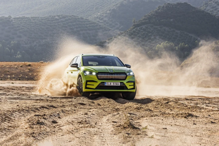 Skoda Enyaq RS iV: prova e test ricarica Plug & Charge da IONITY | Video