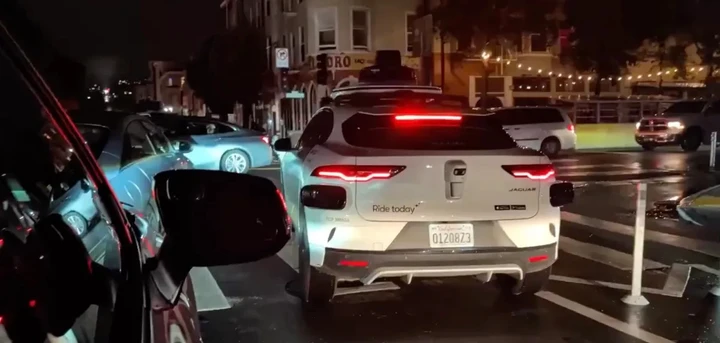 Un blackout a San Francisco blocca i robotaxi di Waymo: sulla guida autonoma c'è ancora da lavorare