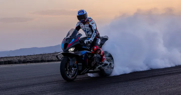 BMW M 1000 R/RR e S 1000 R/RR: per il 2025 si aggiornano: ecco come cambiano
