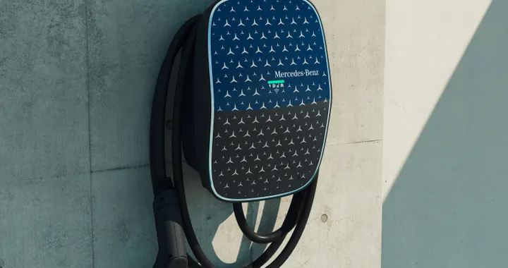 Mercedes presenta la sua nuova Wallbox: fino a 22 kW e aggiornamenti OTA