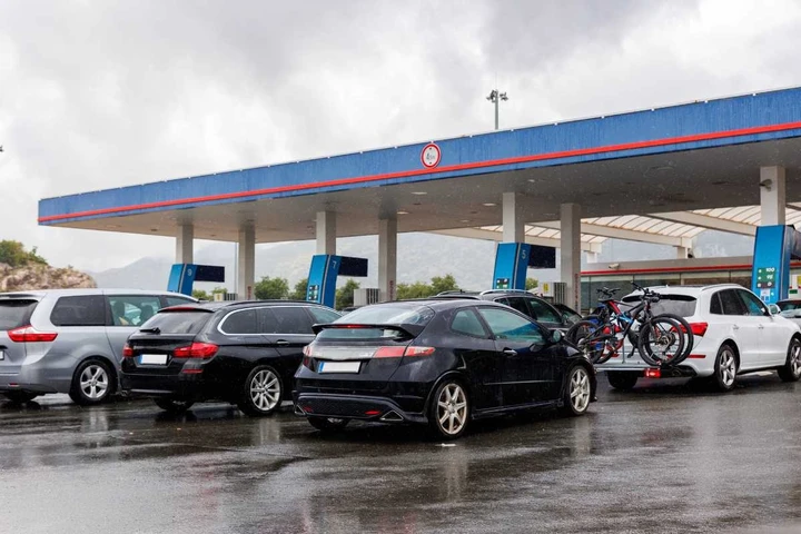 Russia, la benzina è quasi finita: caos sulle strade e ai distributori