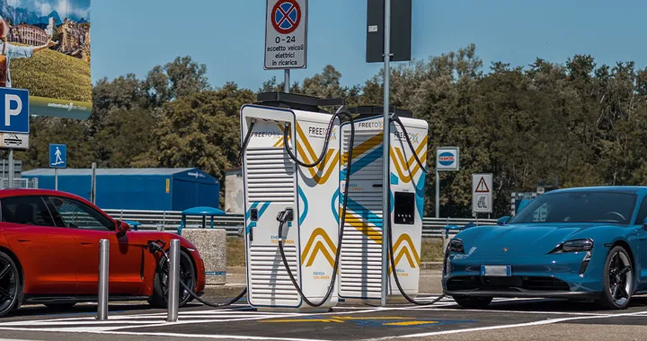 Porsche integra Free To X all'interno del suo servizio di ricarica