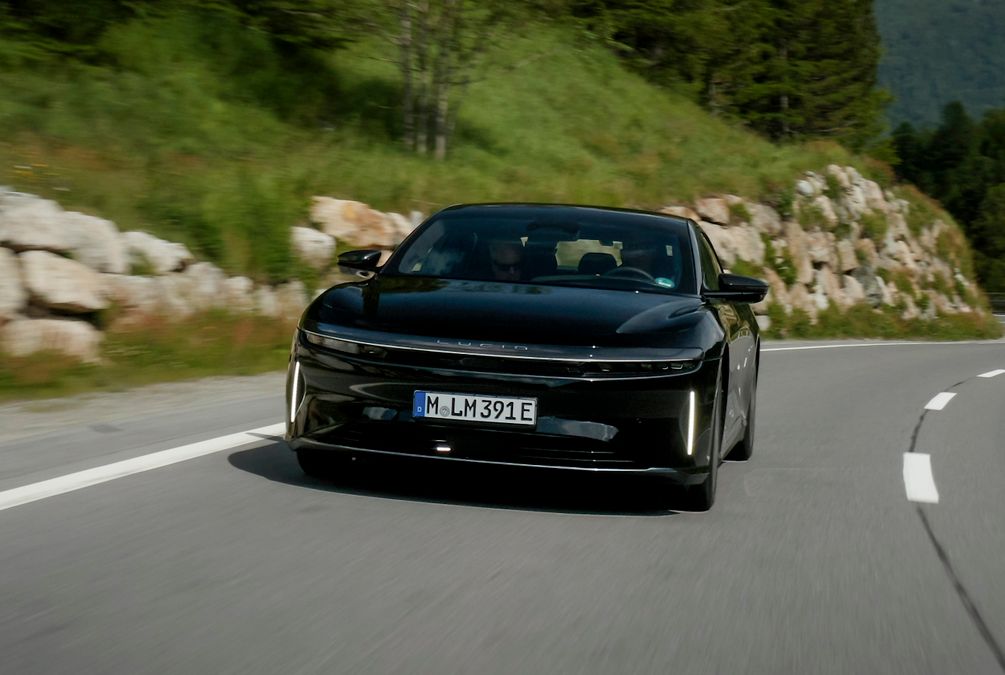 Una Lucid Air percorre oltre 1.200 km attraverso le Alpi senza ricaricare: è record del mondo