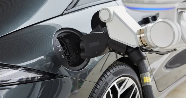 Hyundai sperimenta una stazione di ricarica robotizzata